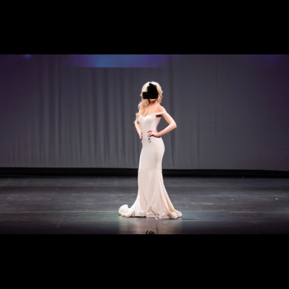 #55187 Jovani White Size 4 Gown - Prom/Pagaent - Picture 16 of 16